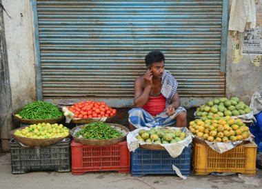 Hint erkekler Delhi bir ahır meyve satmak