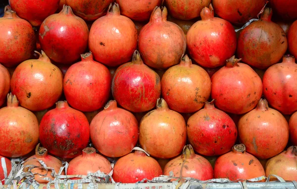 Granaatappel op de markt voor fruit — Stockfoto