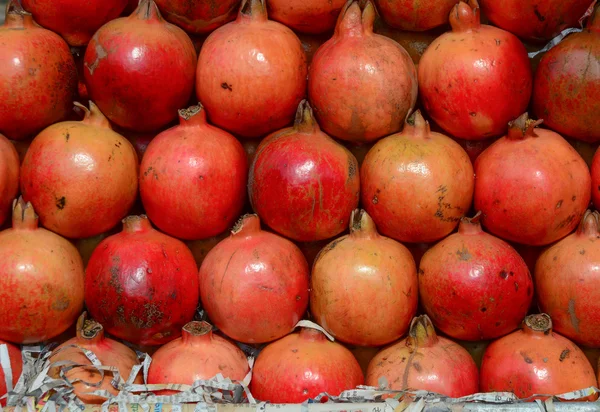 Гранат на фруктовом рынке — стоковое фото