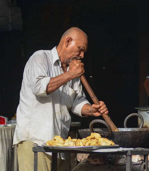 Hombre indio vendiendo comida callejera en Delhi Fotos De Stock Sin Royalties Gratis