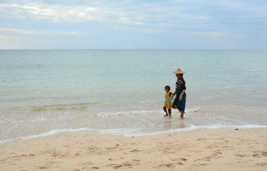 Birman insanlar Sahilde yürüyüş