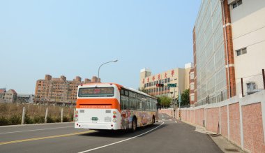 Taichung Caddesi üzerinde birçok araç