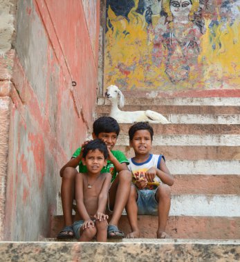 Genç erkekler mutlulukla kameraya bakıyor