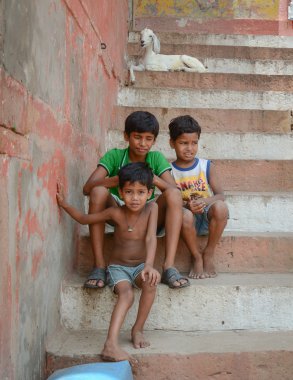 Genç erkekler mutlulukla kameraya bakıyor