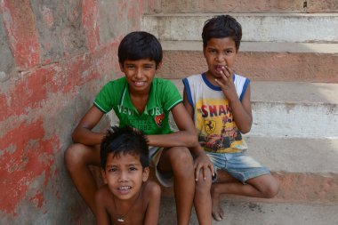 Genç erkekler mutlulukla kameraya bakıyor