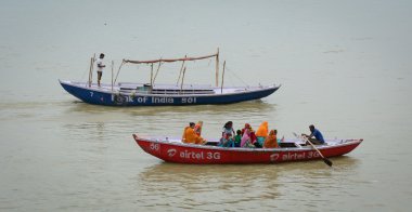 Hintli turist popüler tekne turuna katılarak
