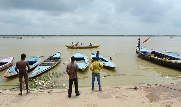 Antiguos barcos de madera a orillas del Ganges — Foto de Stock