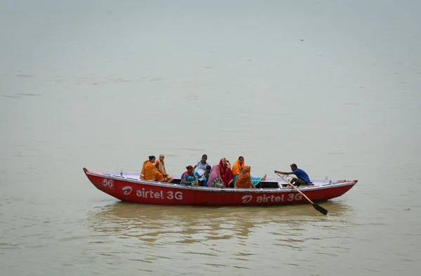 Indian tourists taking the popular boat tour — Stock Photo, Image