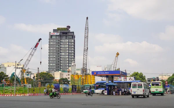 Arquitetura, tráfego, anúncios em Saigon — Fotografia de Stock