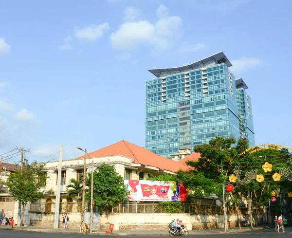 Arkitektur, trafik, annonser i Saigon — Stockfoto