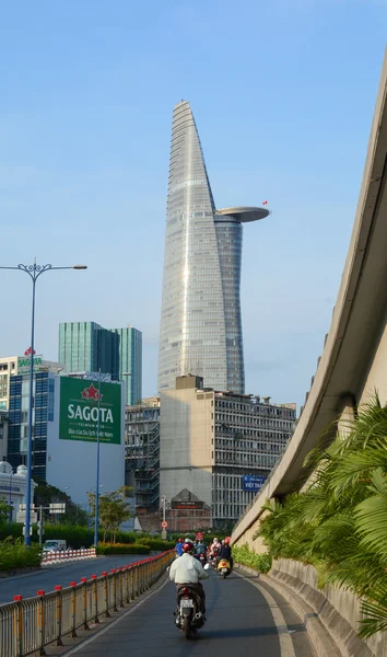 Arquitectura, tráfico, anuncios en Saigón — Foto de Stock