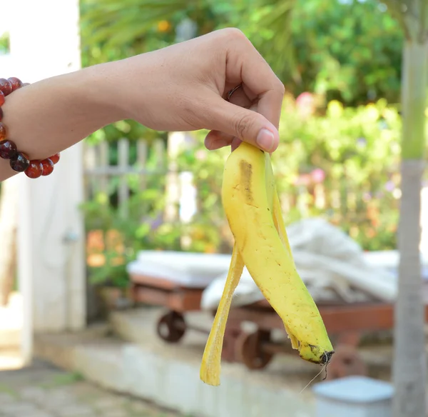 男性の手でバナナを皮します。 — ストック写真