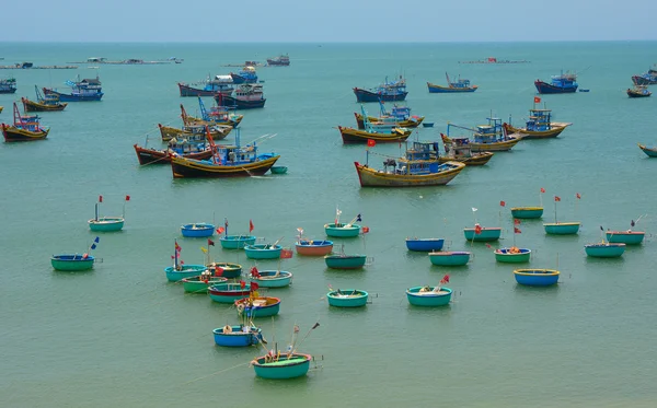 Многие лодки причаливают на рыболовецком пирсе — стоковое фото
