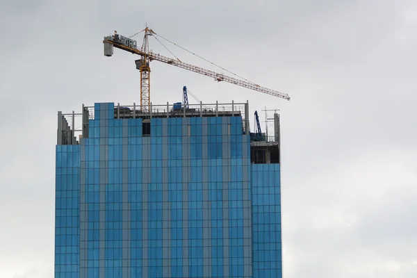 High-rise building under construction in Manila — Stock Fotó