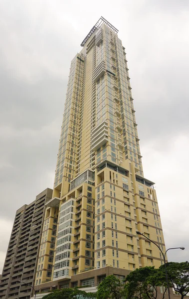 Edifício moderno numa área urbana em Manila — Fotografia de Stock