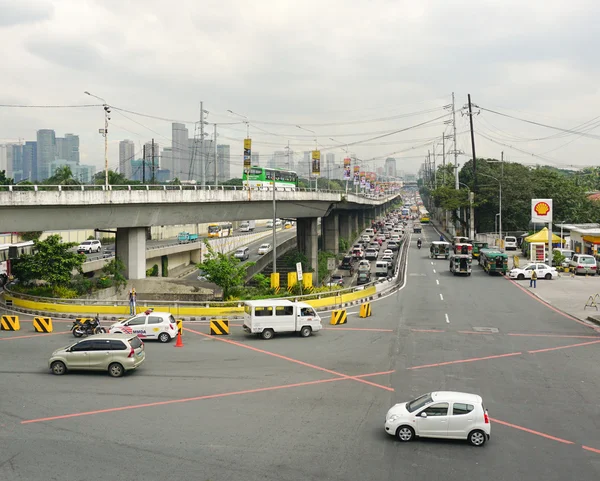 Tráfego na rua na cidade de Makati — Fotografia de Stock