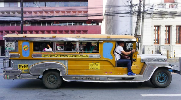 Jeepney en la calle en Manila —  Fotos de Stock