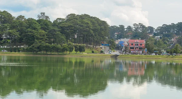 Vista de la ciudad Dalat y el lago Xuan Huong — Foto de Stock