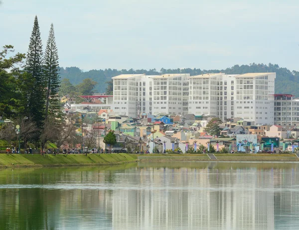 Vue de la ville de Dalat et du lac Xuan Huong — Photo