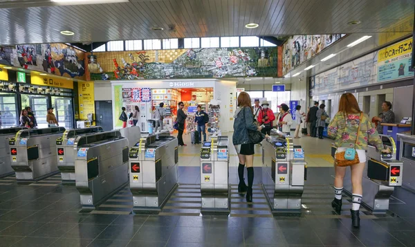 Lidé vstupují Tokyo Metro — Stock fotografie