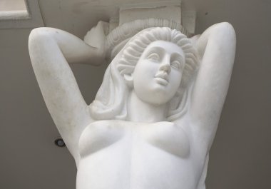 Ortaçağ kadın melek heykeli