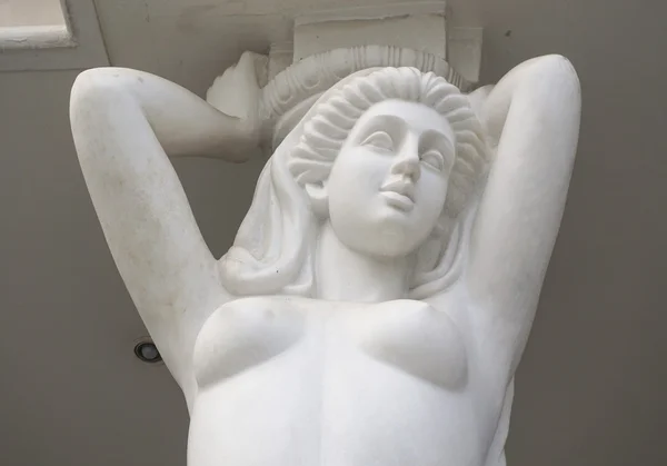 Scultura medievale di una donna angelo — Foto Stock