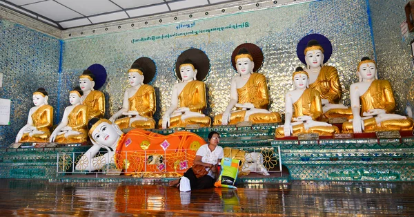 Burmeserne ber ved Shwedagon-pagoden i Yangon. – stockfoto