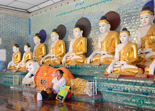 Burmeserne ber ved Shwedagon-pagoden i Yangon. – stockfoto