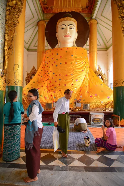 Los birmanos rezan en la pagoda Shwedagon en Yangón —  Fotos de Stock