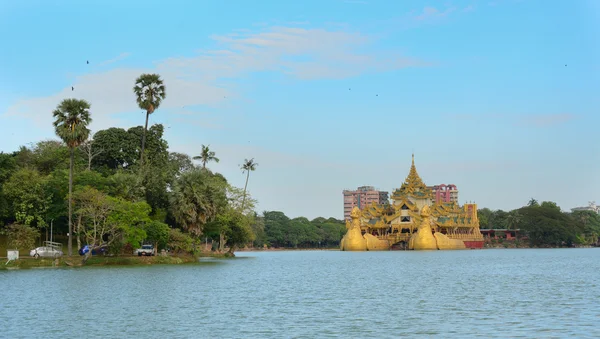 Palais Karaweik, Yangon, Myanmar — Photo