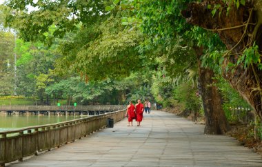 Kandawgyi gölü etrafında Birmanya rahipler yürüyüş