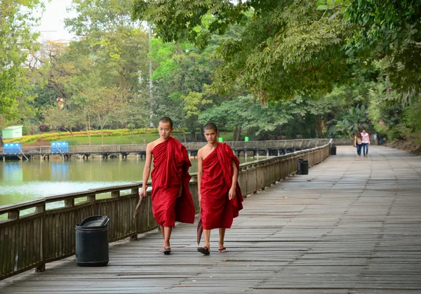 Monges birmaneses caminham ao redor do Lago Kandawgyi — Fotografia de Stock