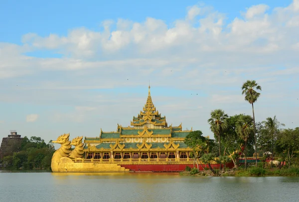 Karaweik-Palast, Yangon, Myanmar — Stockfoto