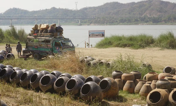 Campo de frascos para venda em Bagan — Fotografia de Stock