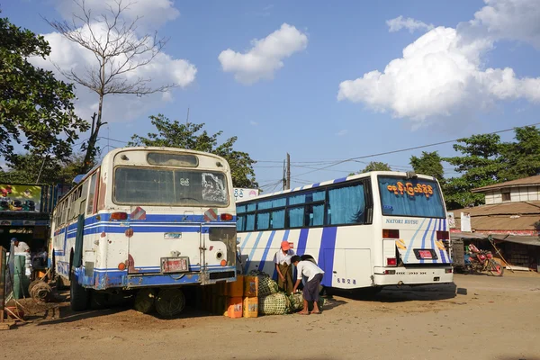 Fordon parkering vid busstationen — Stockfoto