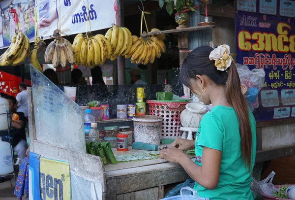 Street vendor selling betel leaves at Yangon — Stock Photo, Image