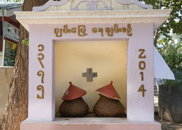 Hliněné hrnce s vodou na pití v Myanmaru — Stock fotografie