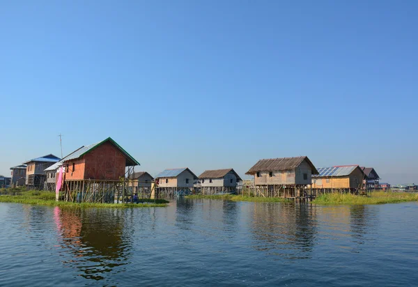 Traditional wooden houses at Inle lake — Stock Photo, Image