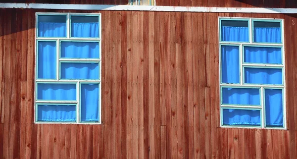 Windows 木头房子在茵莱湖 — 图库照片