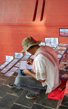 Asya sanatçı onun sokak sanatı studio dükkanında çalışmaktan