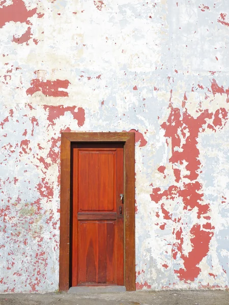 Red door and old wall — Stock Photo, Image