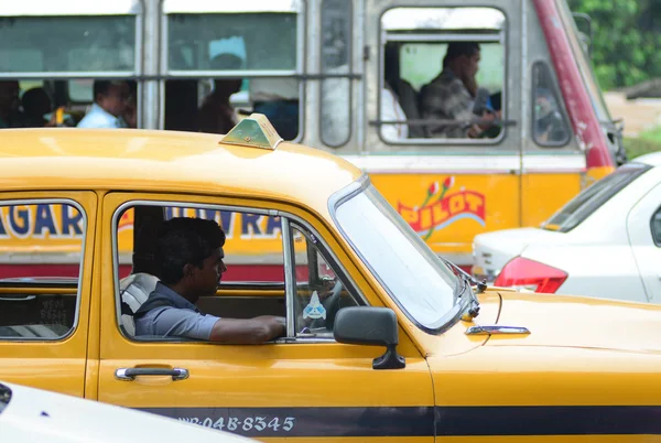 Taxi conductor en el coche — Foto de Stock