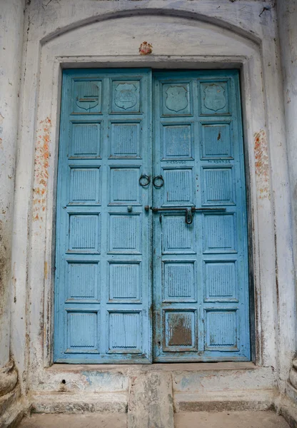 Синій дерев'яні двері — стокове фото
