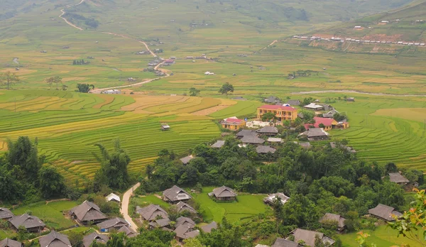 Hmong Dorf zwischen den Reisfeldern in sapa — Stockfoto