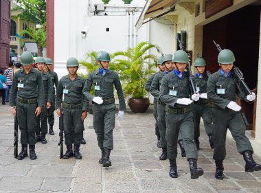 Kings Muhafızlar Bangkok'ta yürüyen