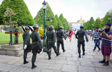 Kings Muhafızlar Bangkok'ta yürüyen