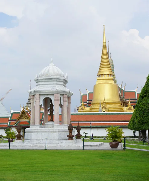 Buddhistische Tempel im großen Palastbereich — Stockfoto