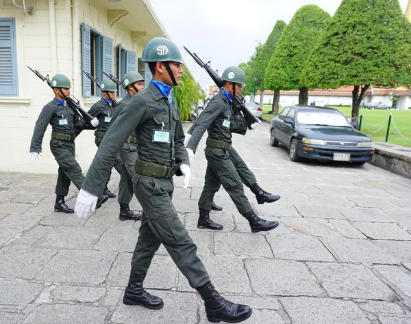 Kings Muhafızlar Bangkok'ta yürüyen