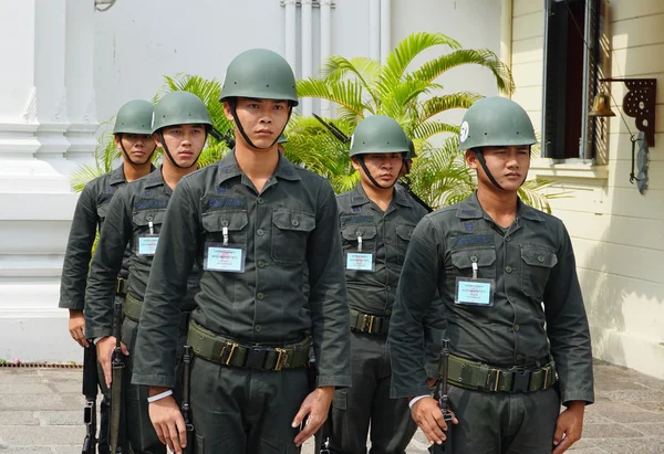 Kings vakter marscherar i Bangkok — Stockfoto