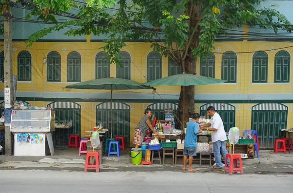 Vendors prepare traditional street food — Stock Photo, Image